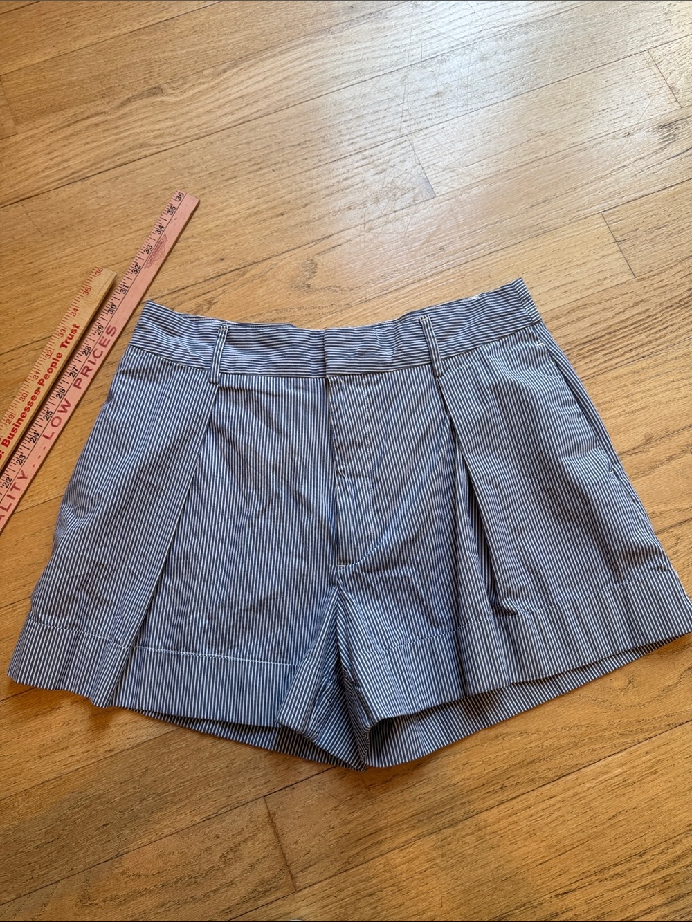 Banana Republic Navy and White Striped 4” pleated Shorts, size 12 - Picture 6 of 12